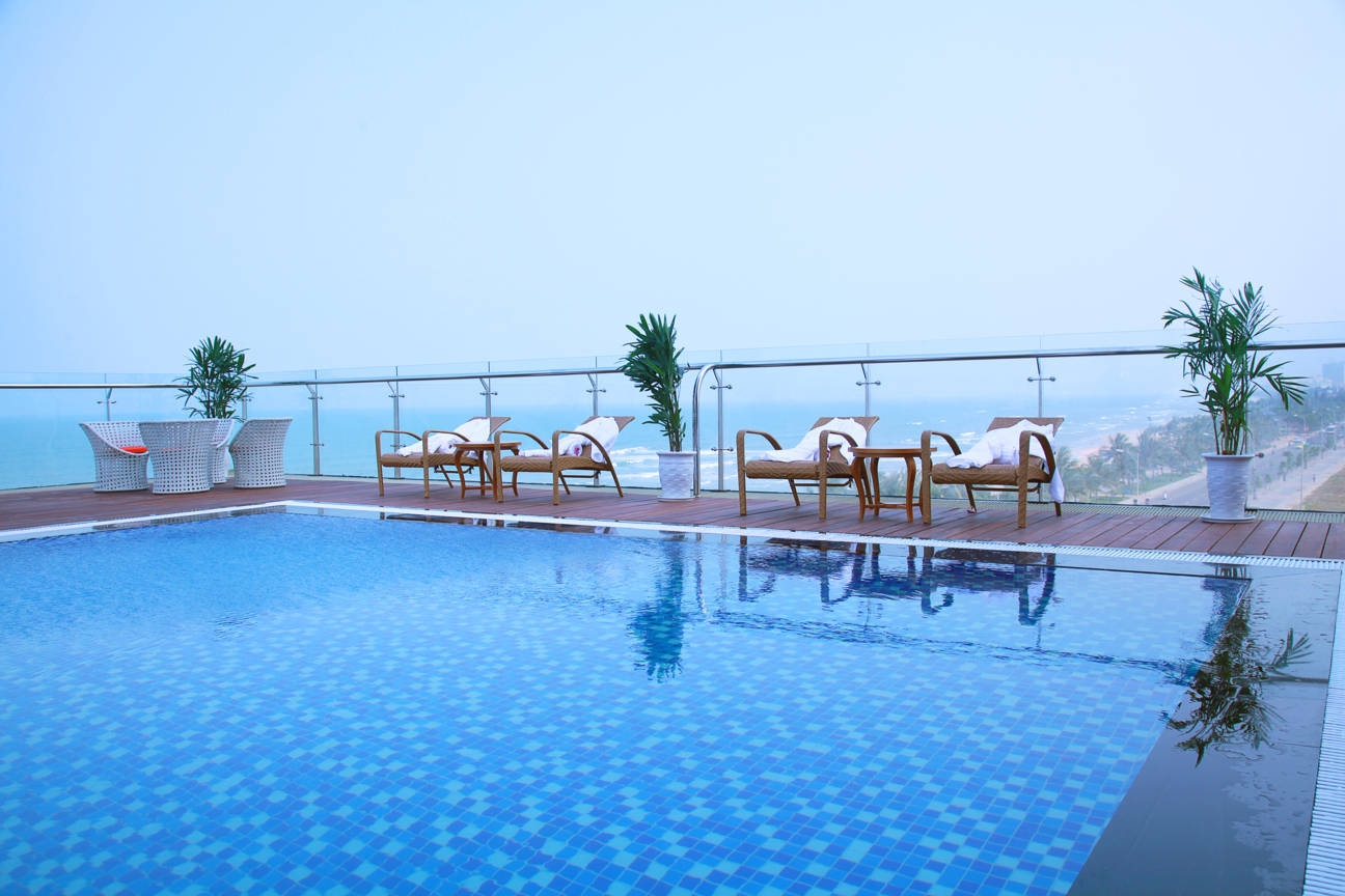Hồ bơi khách sạn Serene Đà Nẵng 4 sao