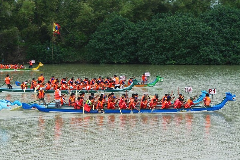 Hội đua ghe truyền thống ở Huế