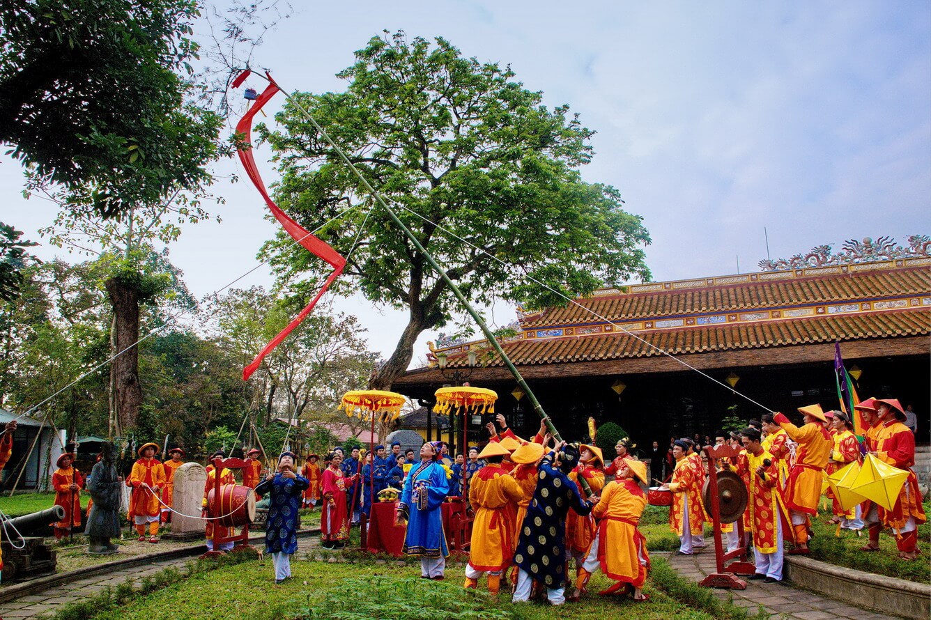Phong tục Tết miền Trung Việt Nam đặc trưng bởi vẻ đẹp thanh tao, thân thiện và truyền thống. Các trò chơi dân gian như \