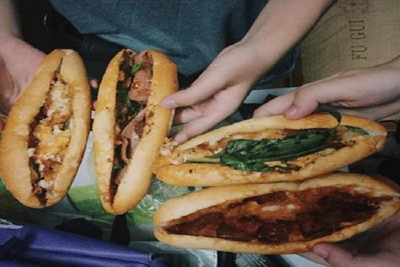 Ăn bánh mì đêm dưới chân cầu Tràng Tiền